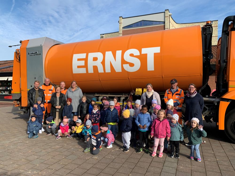 Müllauto begeistert Kindergartenkinder in Weißenburg
